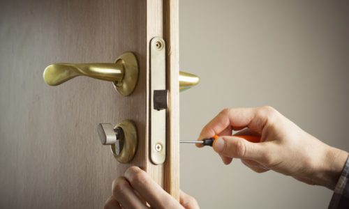 cerrajero-instala-tirador-puerta-reparar-cerradura-puerta_8119-1837